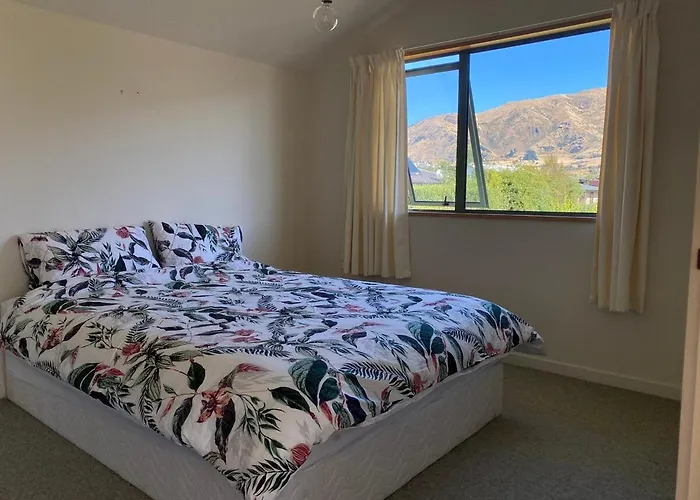 Apartment Cosy With A View & Close To Town