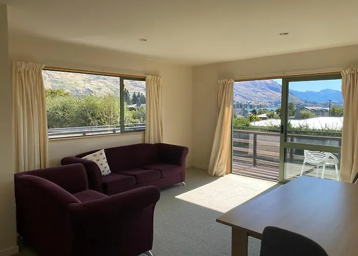 Cosy With A View & Close To Town Apartment