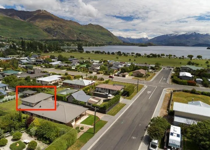Cosy With A View & Close To Town Apartment *