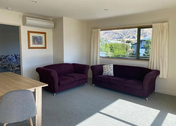 Apartment Cosy With A View & Close To Town